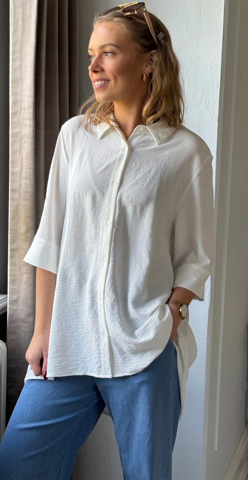 Carrie skjortebluse med længde bagtil hvid LikeLondon