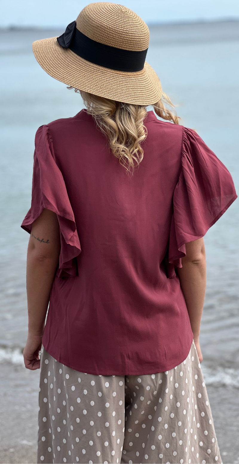 Irma gennemknappet bluse med flæsedetaljer bordeaux LikeLondon