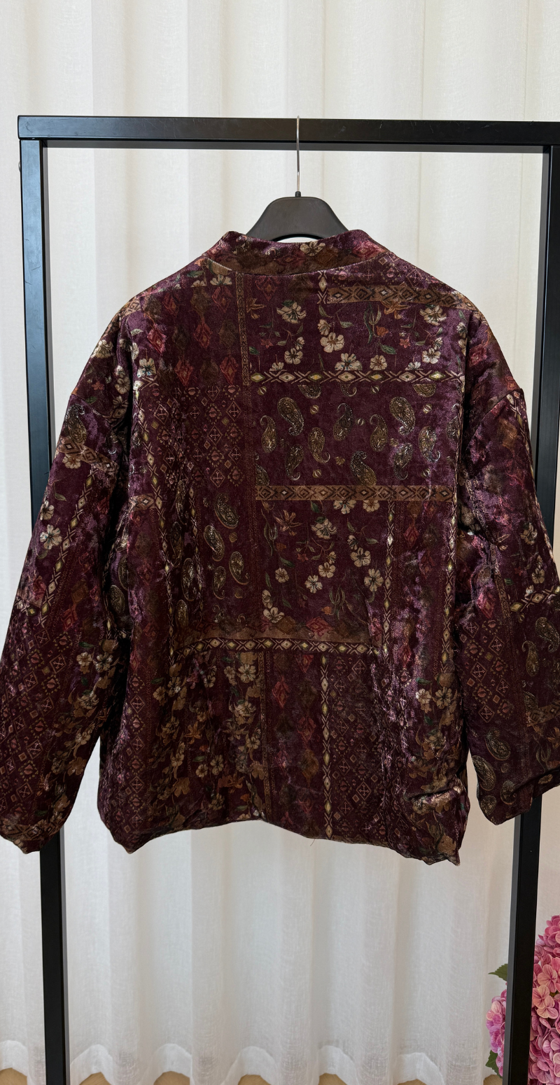 Sibylle jakke i velour med lynlås og blomsterprint bordeaux LikeLondon