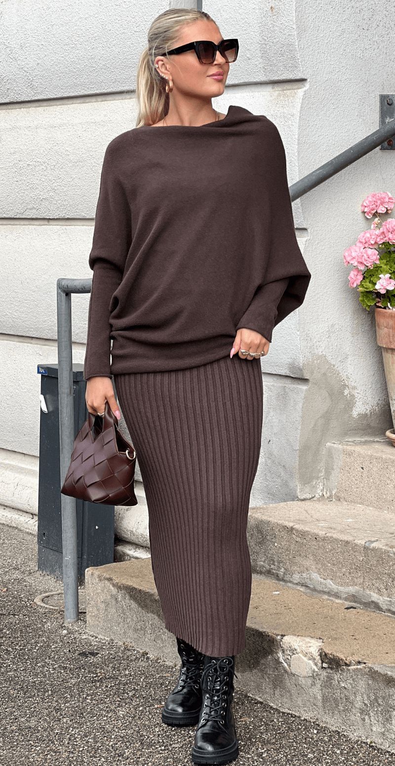 Molly striksæt med rib nederdel og asymetrisk bluse brun LikeLondon