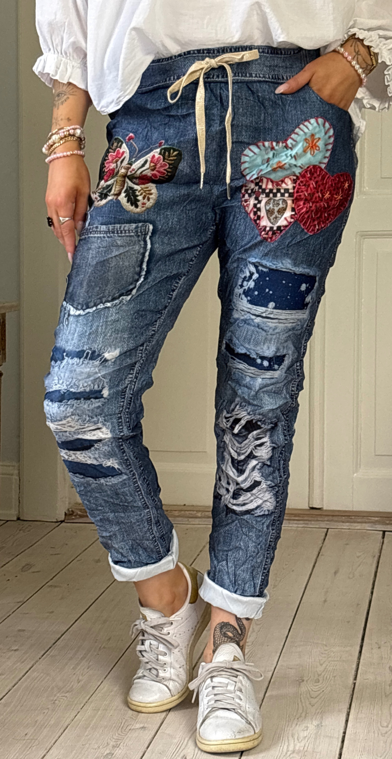 Sisse bukser i denimlook med sommerfugl og hjerter LikeLondon