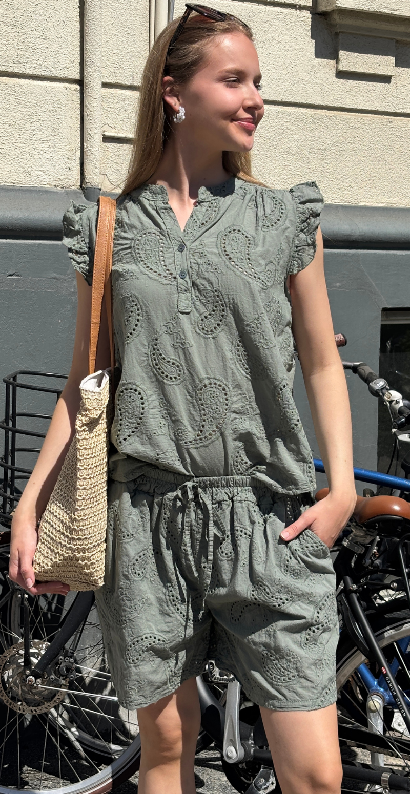 Isobel shorts med broderi anglaise og skrålommer khaki LikeLondon
