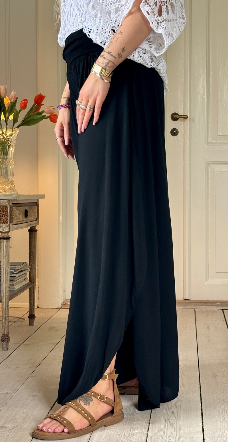 Talia bukser med vidde og slidser i benene sort LikeLondon