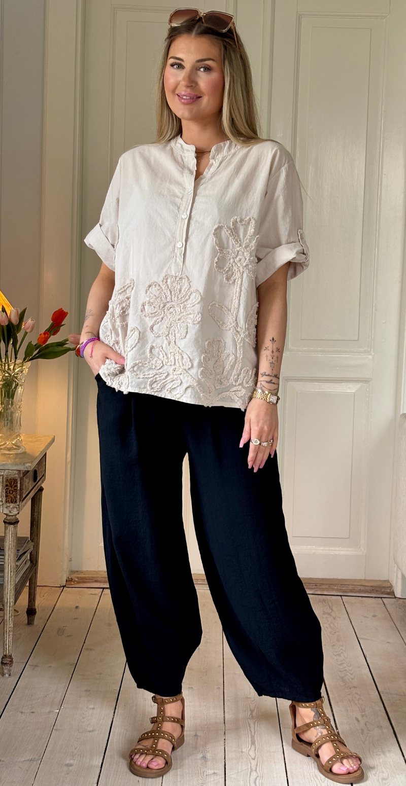 Yasmin kortærmet bluse med struktur og blomstermønster beige LikeLondon