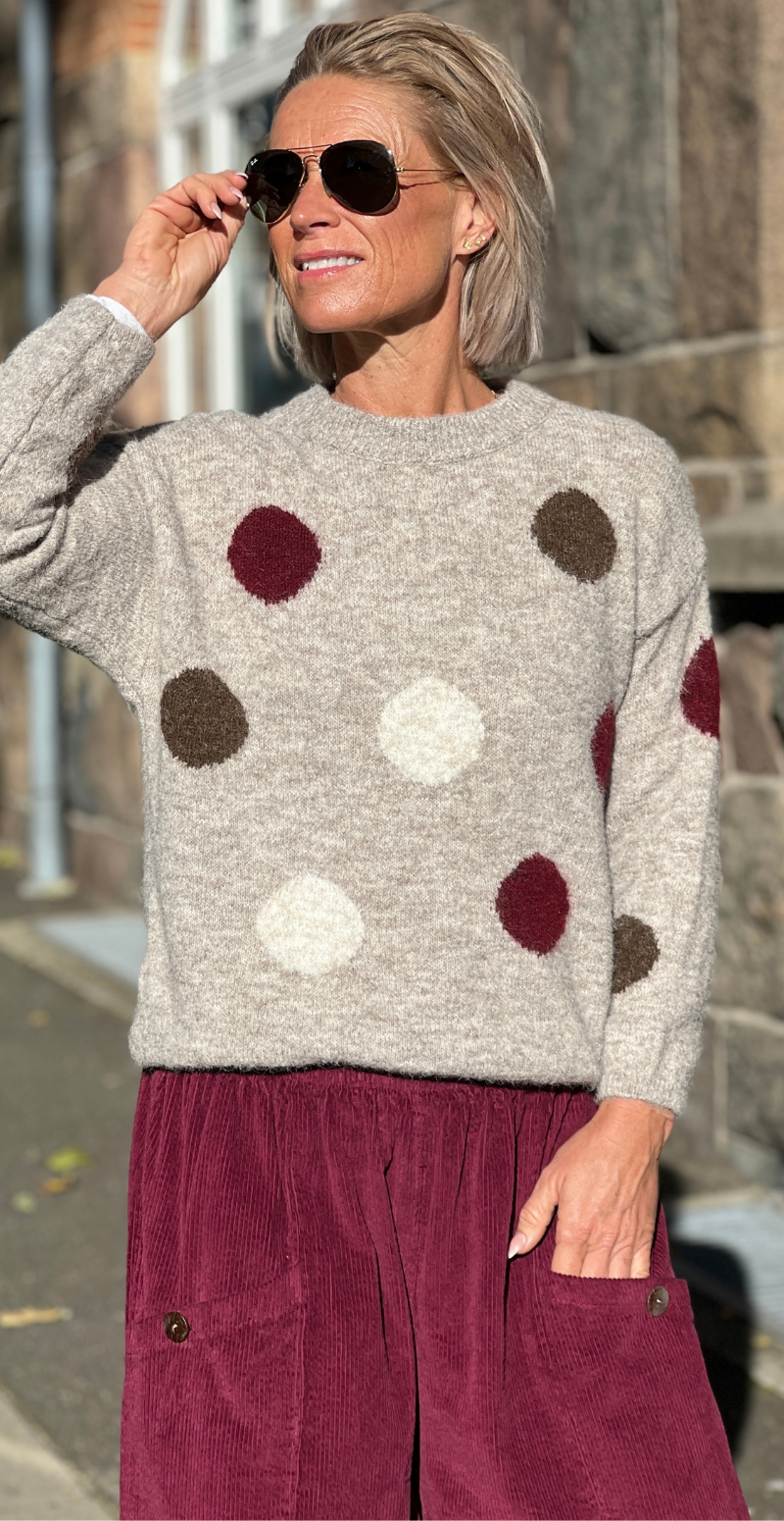 Olympia strik med rund halsudskæring og prikker fango/wine LikeLondon