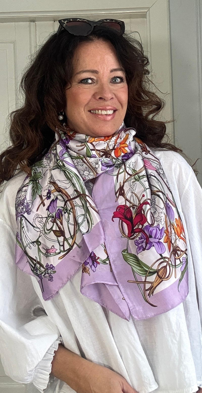 Silketørklæde med blomster og små sommerfugle lys lilla LikeLondon