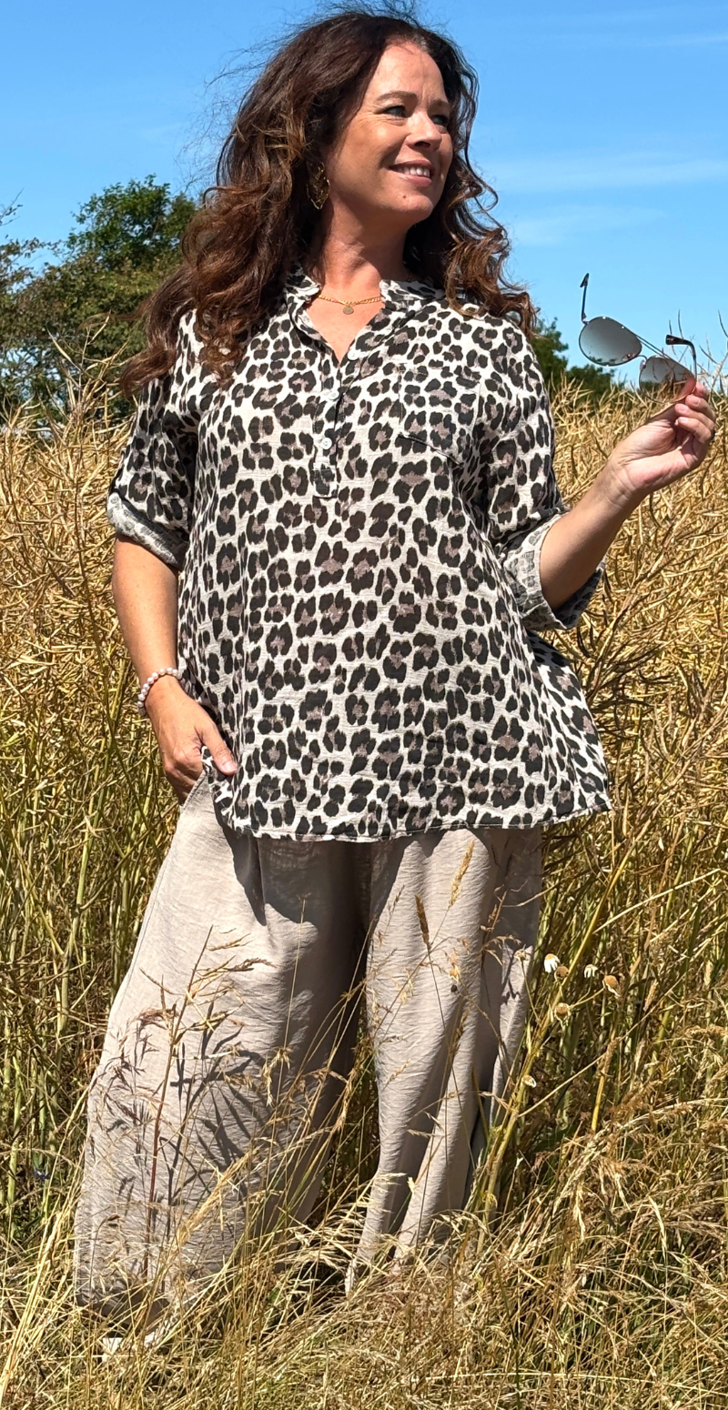 Amira bluse med lille brystlomme og leopardmønster beige LikeLondon