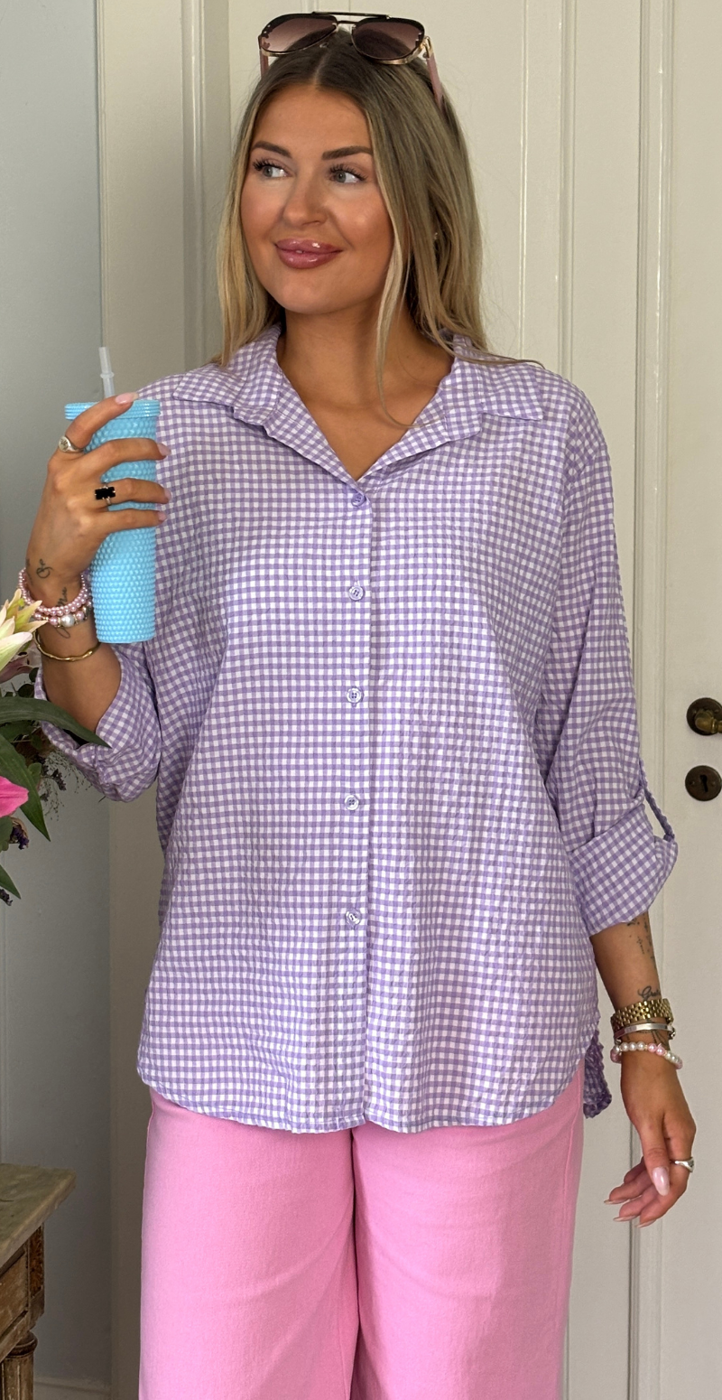 Pippa skjortebluse med krepp og tern lilla LikeLondon