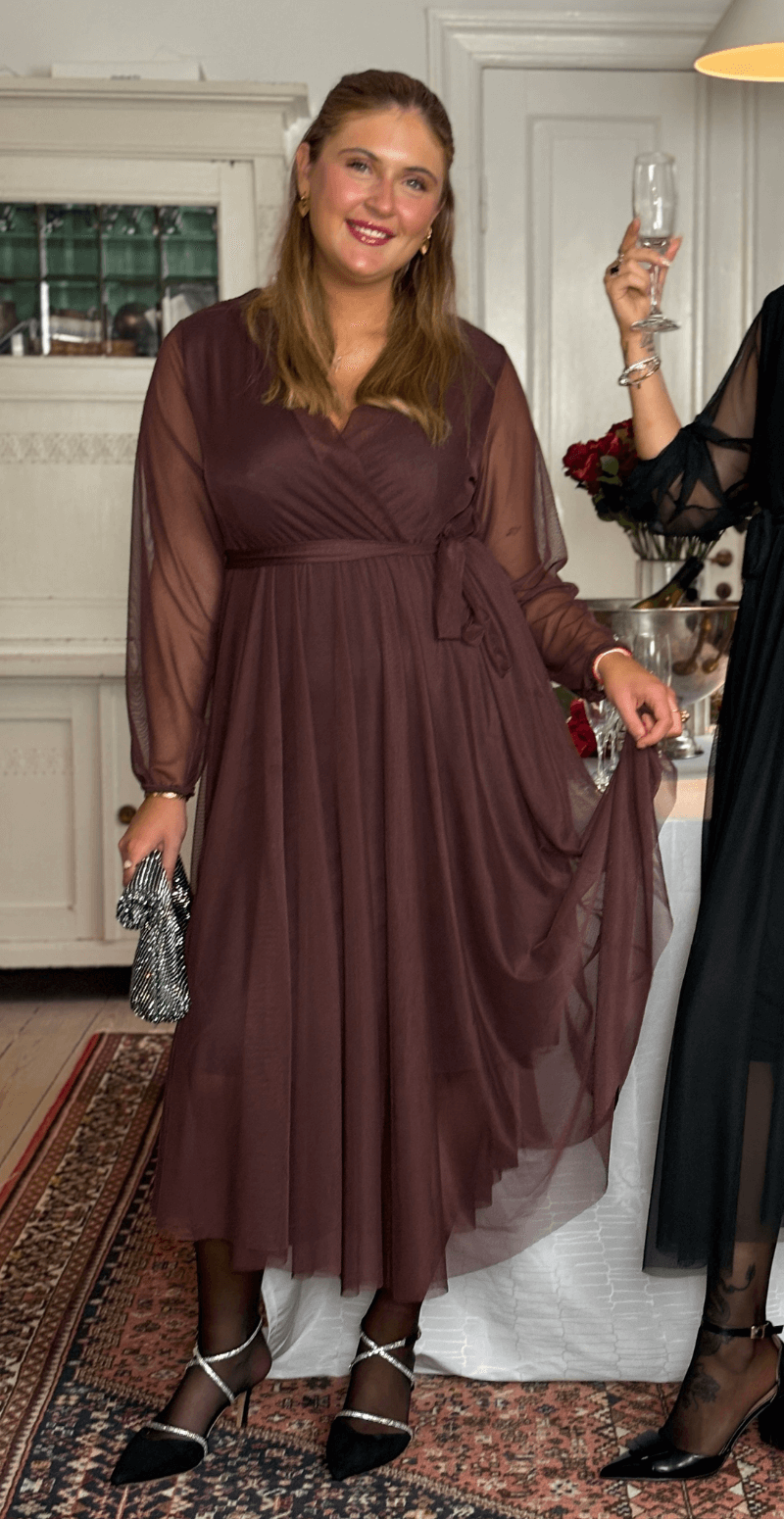 Angelika chiffon kjole med bindebånd brun LikeLondon