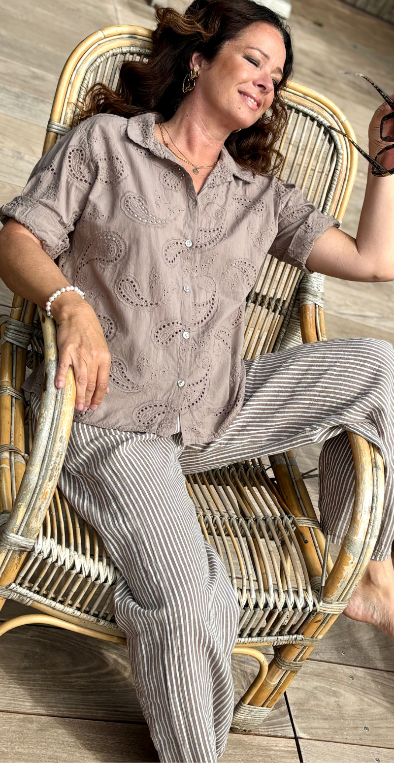 Isobel bluse med 3/4 ærmer og broderi anglaise taupe LikeLondon