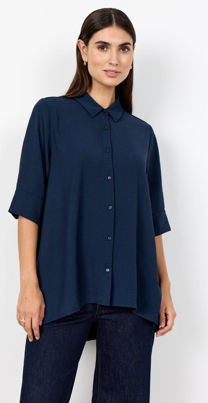 Carrie skjortebluse med længde bagtil navy LikeLondon
