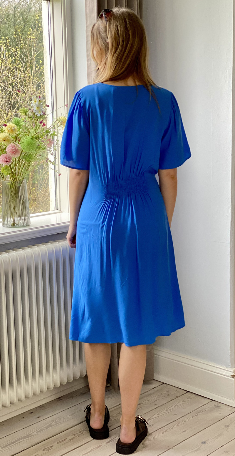 Joella kort kjole med v-hals nebulas blue B.young