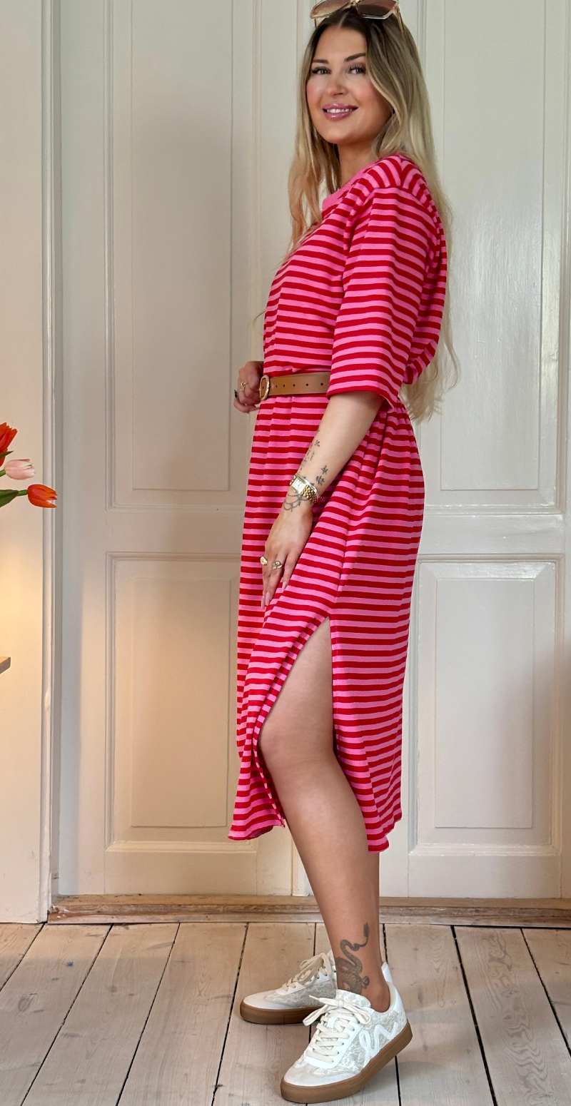 Forudbestil uge 13 Zenia kjole med striber i pink/rød LikeLondon