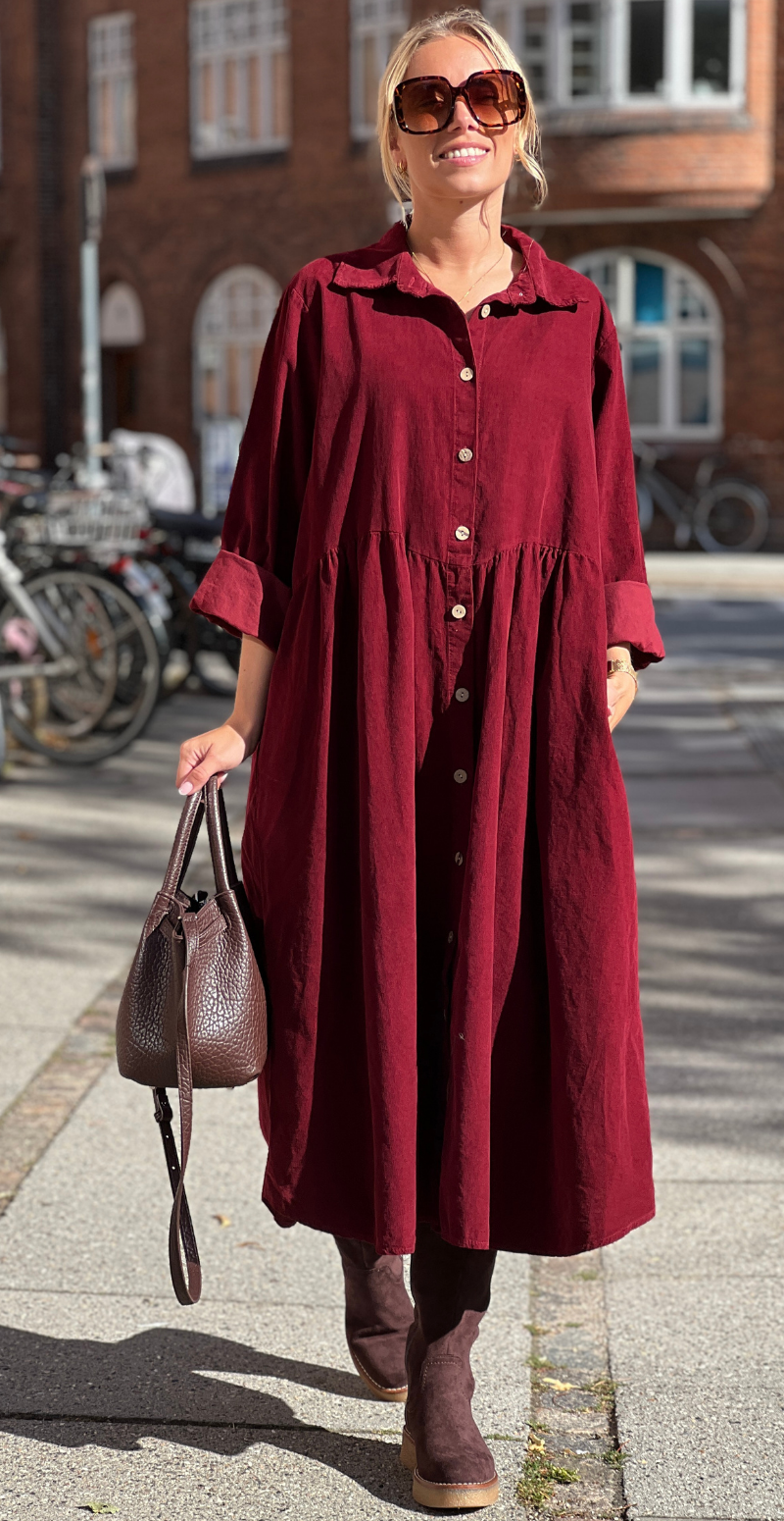Benedikte fløjlskjole med rynker og knapper bordeaux LikeLondon