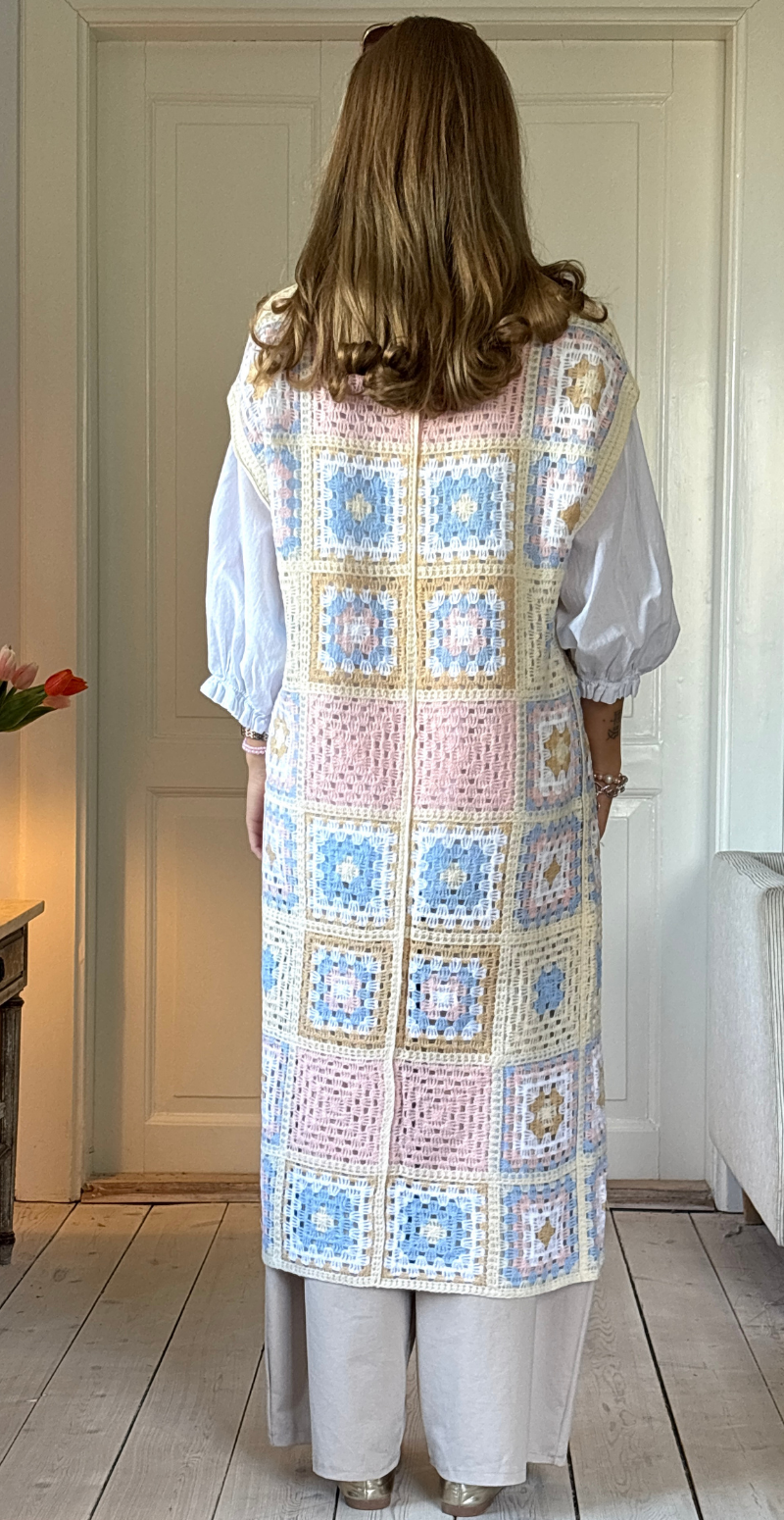 Macy lang hæklet patchwork cardigan rosa LikeLondon