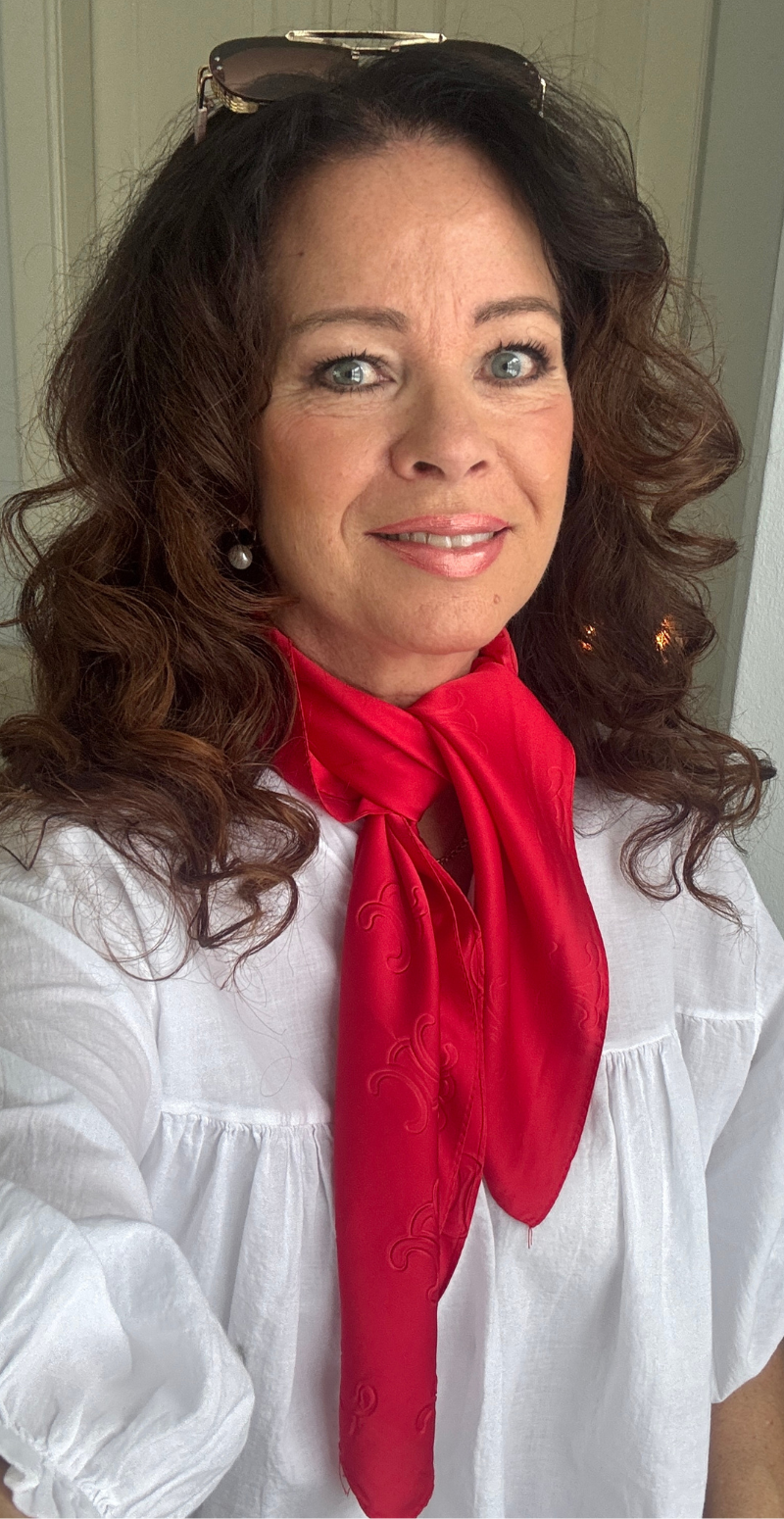 Silketørklæde med monogram mønster rød LikeLondon