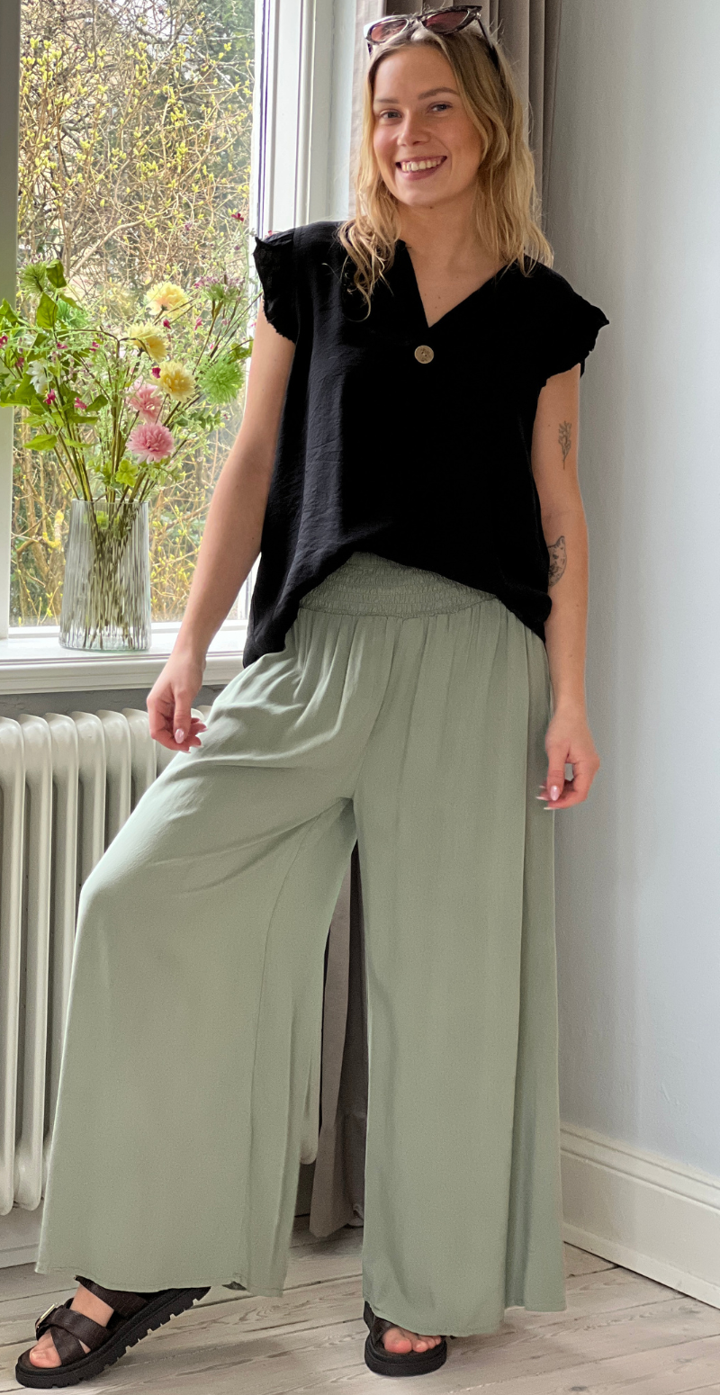 Peggy bukser med brede ben og smock khaki LikeLondon