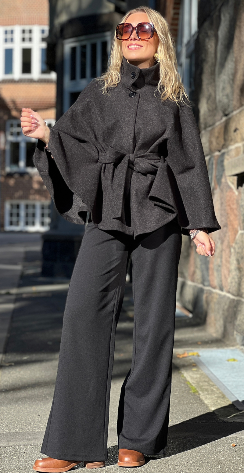 Antonella poncho med bindebånd sort LikeLondon