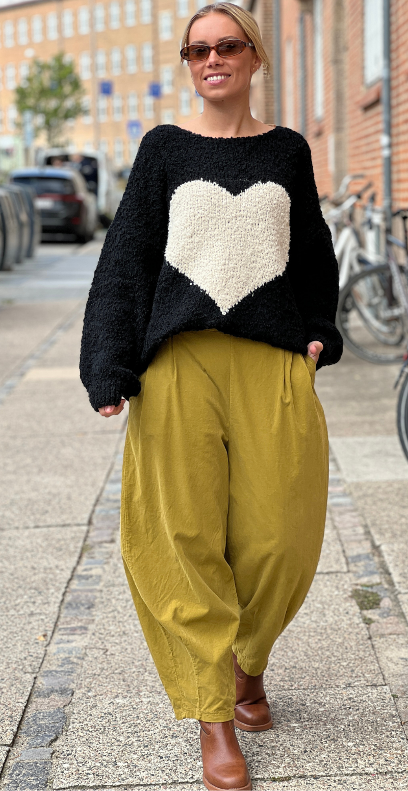 Zennie strik i alpaca med stort hjerte fortil sort LikeLondon