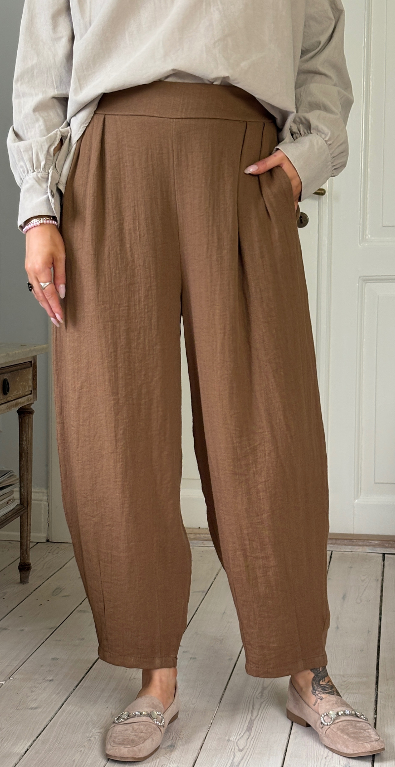 Forudbestil uge 9 Sutton bukser i barrel-fit med læg foran noce LikeLondon