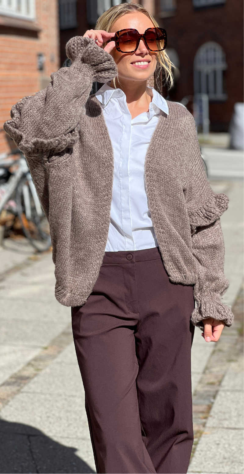 Skylar strikcardigan med flæsedetaljer på ærmet fango LikeLondon