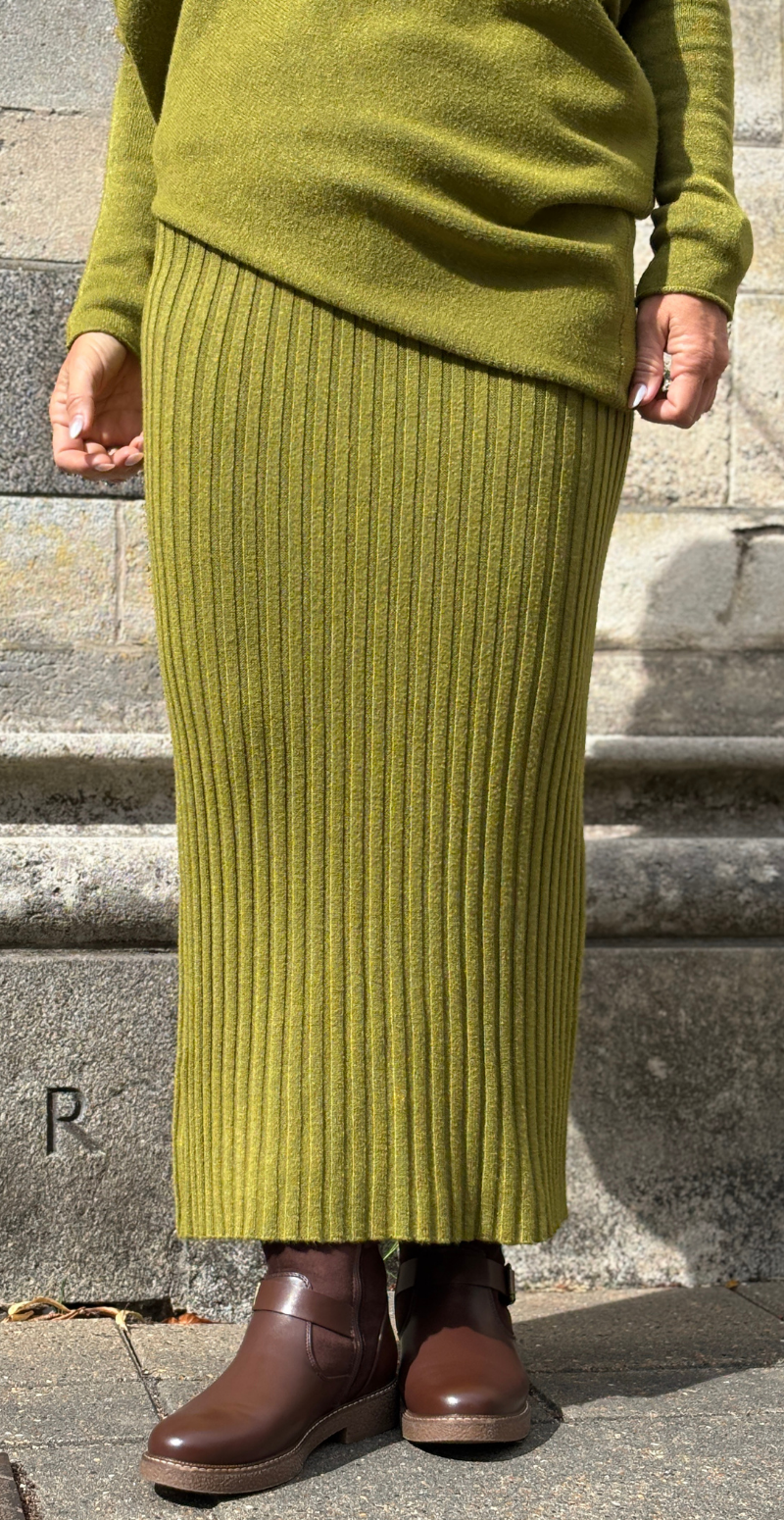 Molly striksæt med rib nederdel og asymetrisk bluse olive LikeLondon