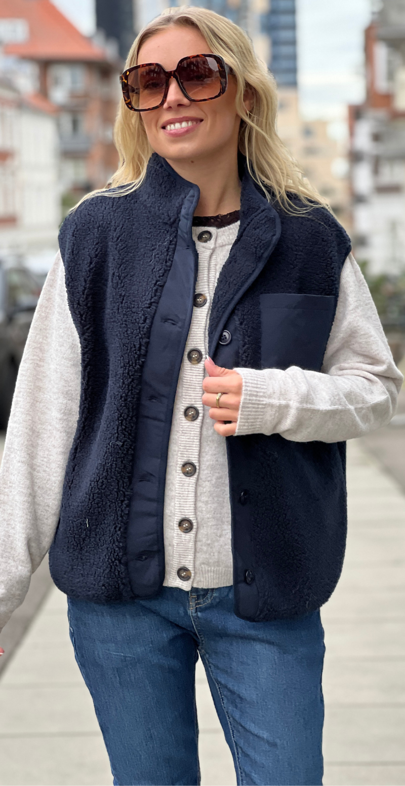 Kvinde i navy Onyx vest i teddy med brystlomme og knapper forfra fra LikeLondon.com