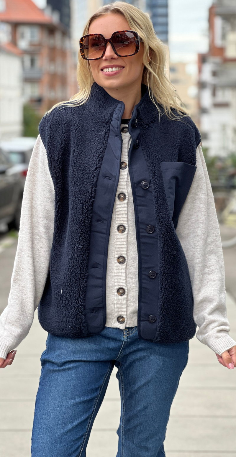 Kvinde i navy Onyx vest i teddy med brystlomme og knapper forfra fra LikeLondon.com