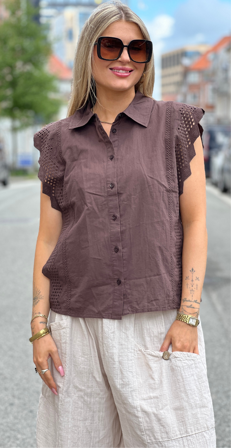 Bina bluse med broderi anglaise coffee bean Freequent