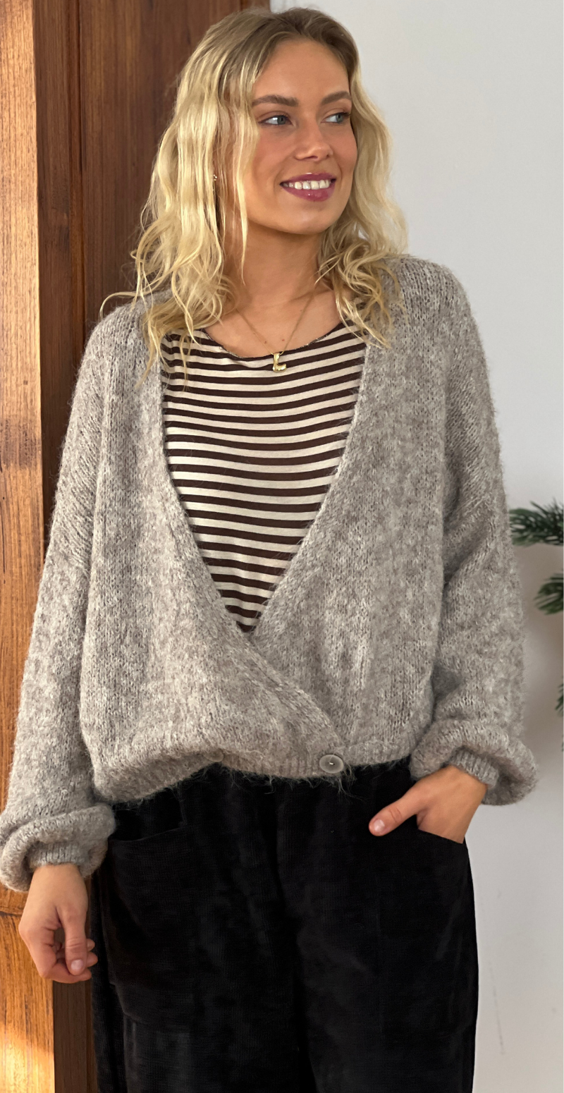 Kvinde i taupefarvet Kitty strikcardigan med wrapeffekt og knapper forfra fra LikeLondon.com
