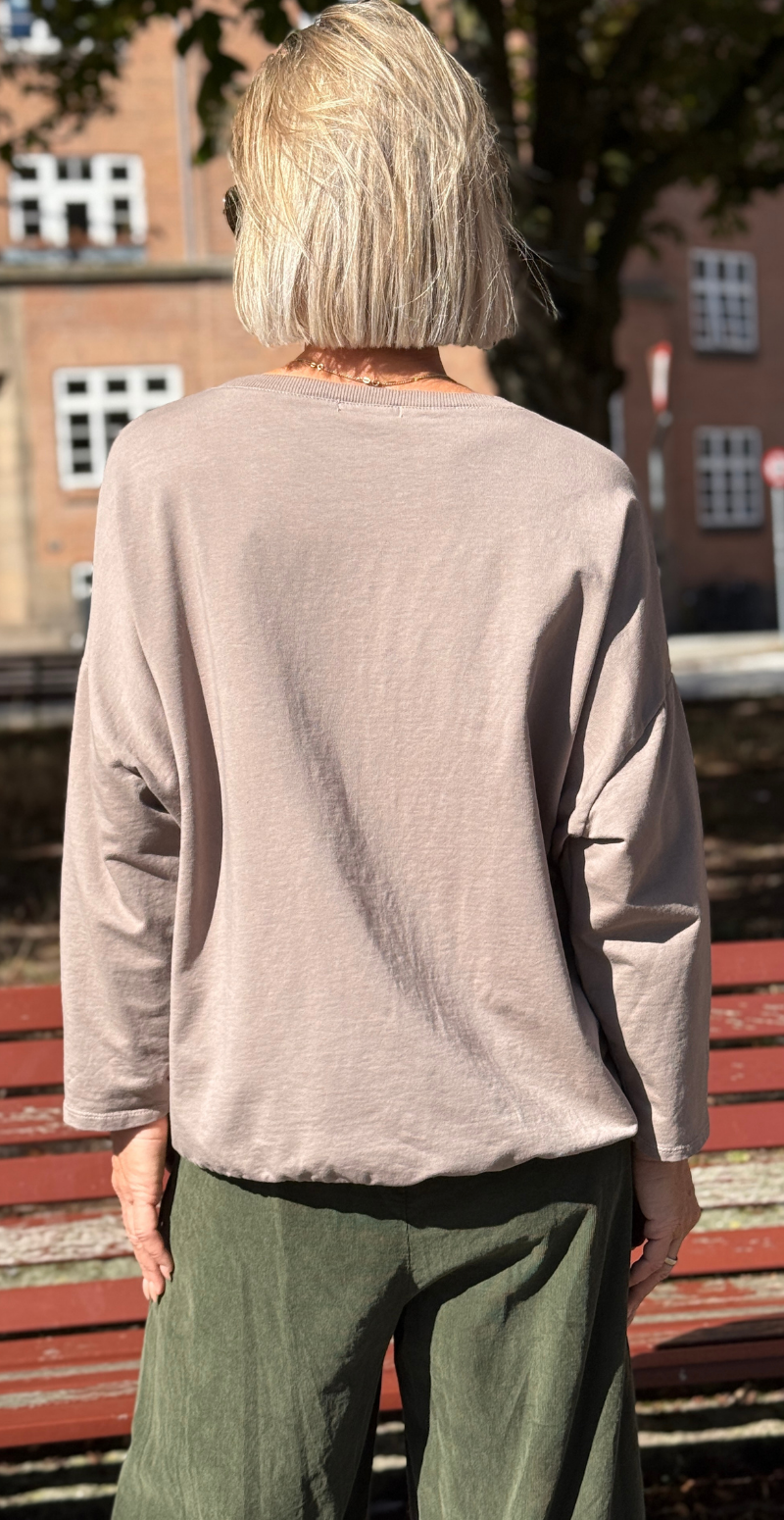 Biance bluse med rund hals og "friday" taupe LikeLondon
