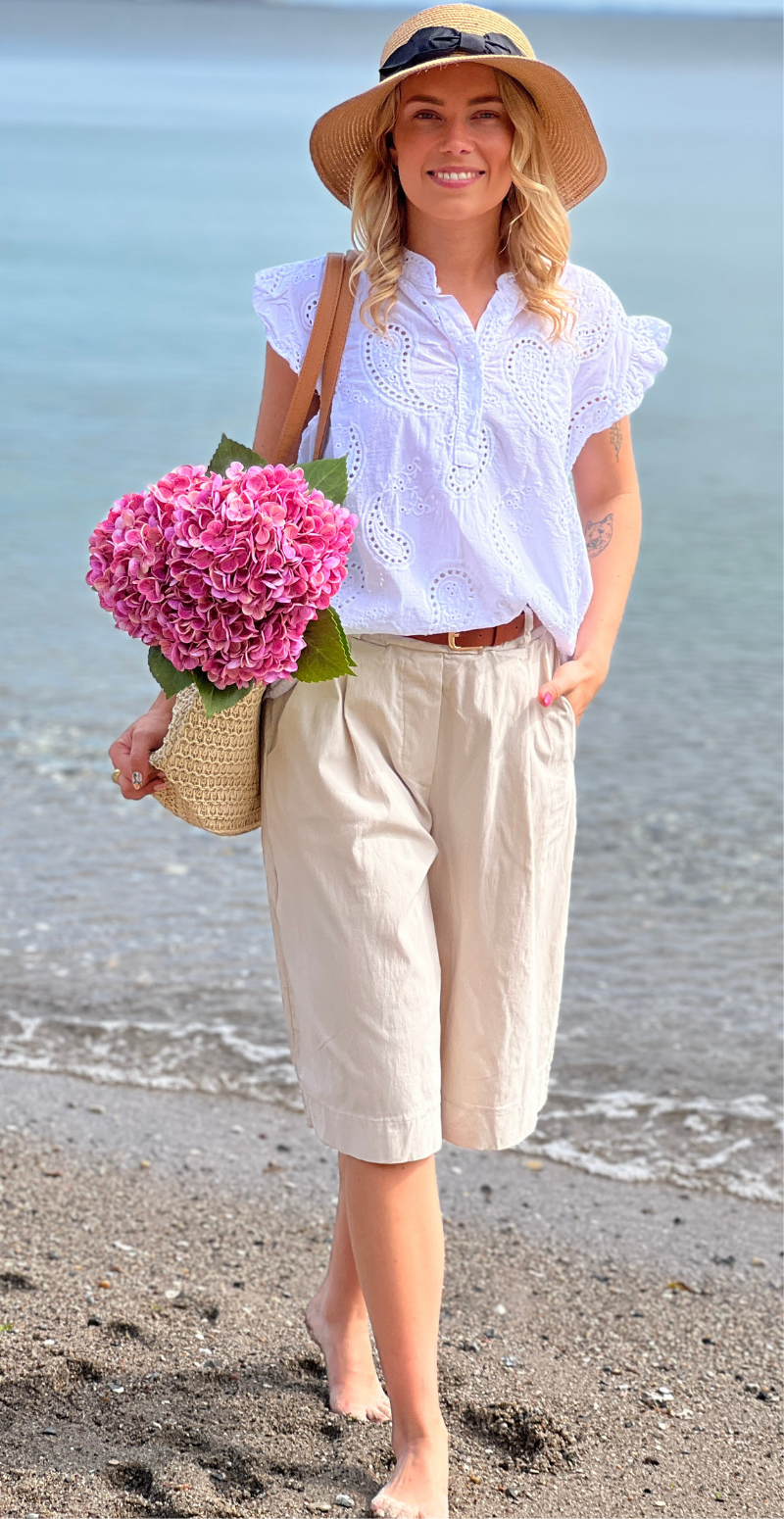 Emma bermuda ensfarvet shorts og bælte beige LikeLondon