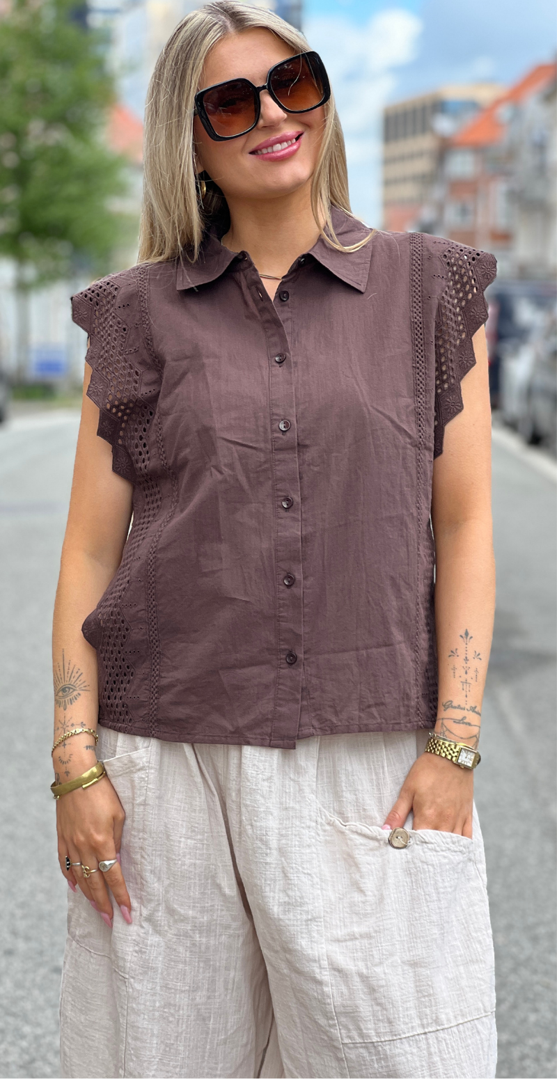 Bina bluse med broderi anglaise coffee bean Freequent