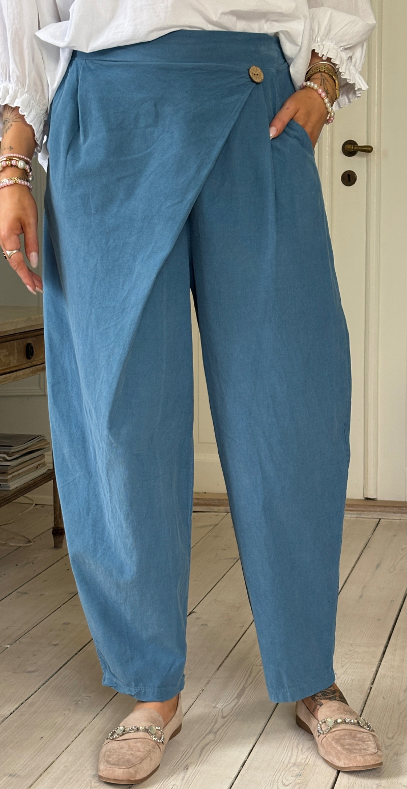 Forudbestil uge 8 Marina fløjlsbukser med slå-om detalje og vidde jeans LikeLondon