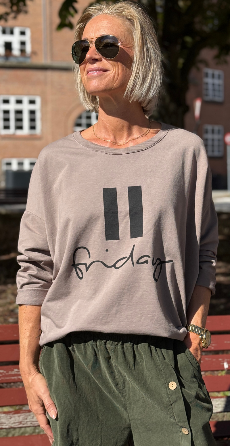 Biance bluse med rund hals og "friday" taupe LikeLondon