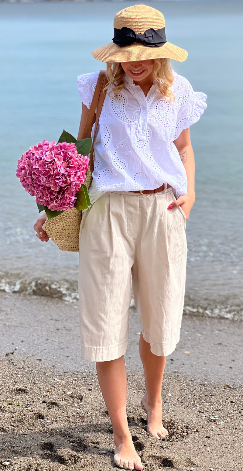 Emma bermuda ensfarvet shorts og bælte beige LikeLondon