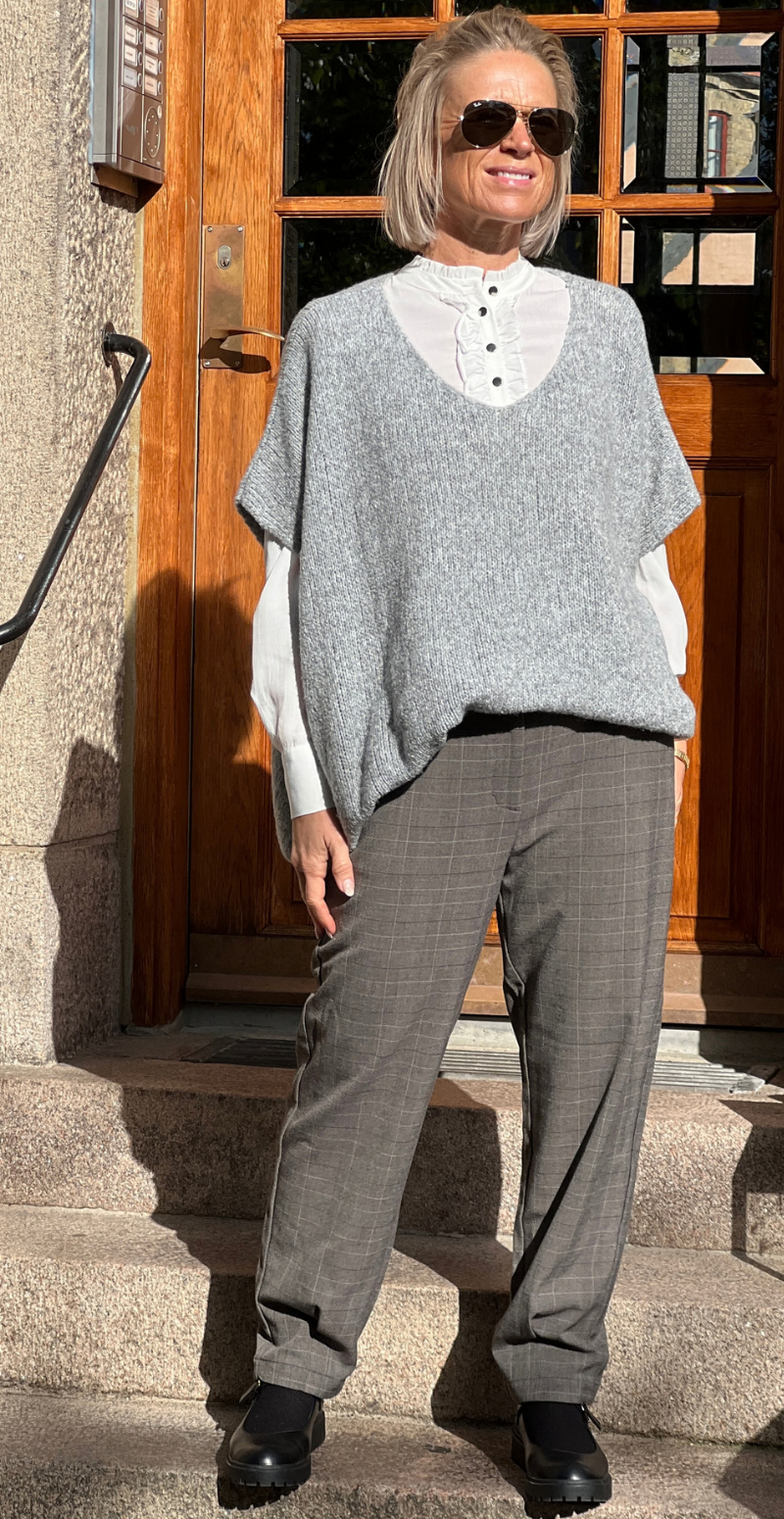 Sigga strikket oversized vest med v-hals grå LikeLondon
