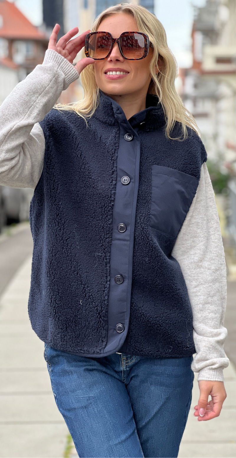 Onyx vest i teddy med brystlomme og knapper navy LikeLondon