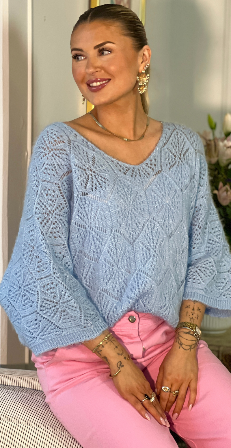 Gamma strikbluse med hulmønster lysblå LikeLondon