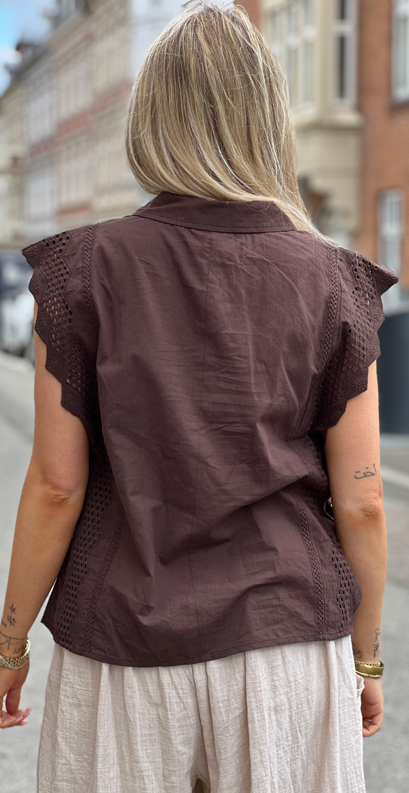 Bina bluse med broderi anglaise coffee bean Freequent