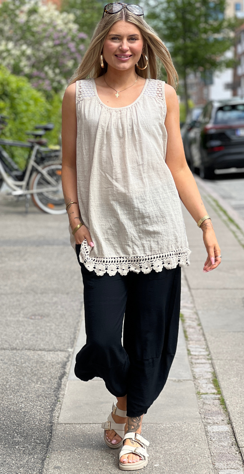 Ina bluse med blondedetaljer beige LikeLondon