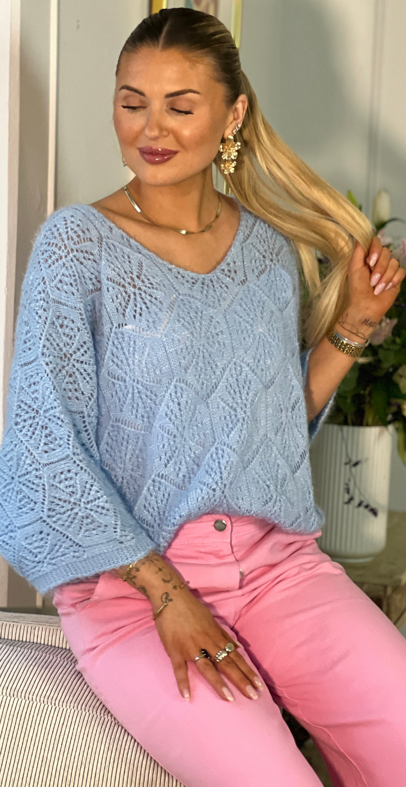 Gamma strikbluse med hulmønster lysblå LikeLondon