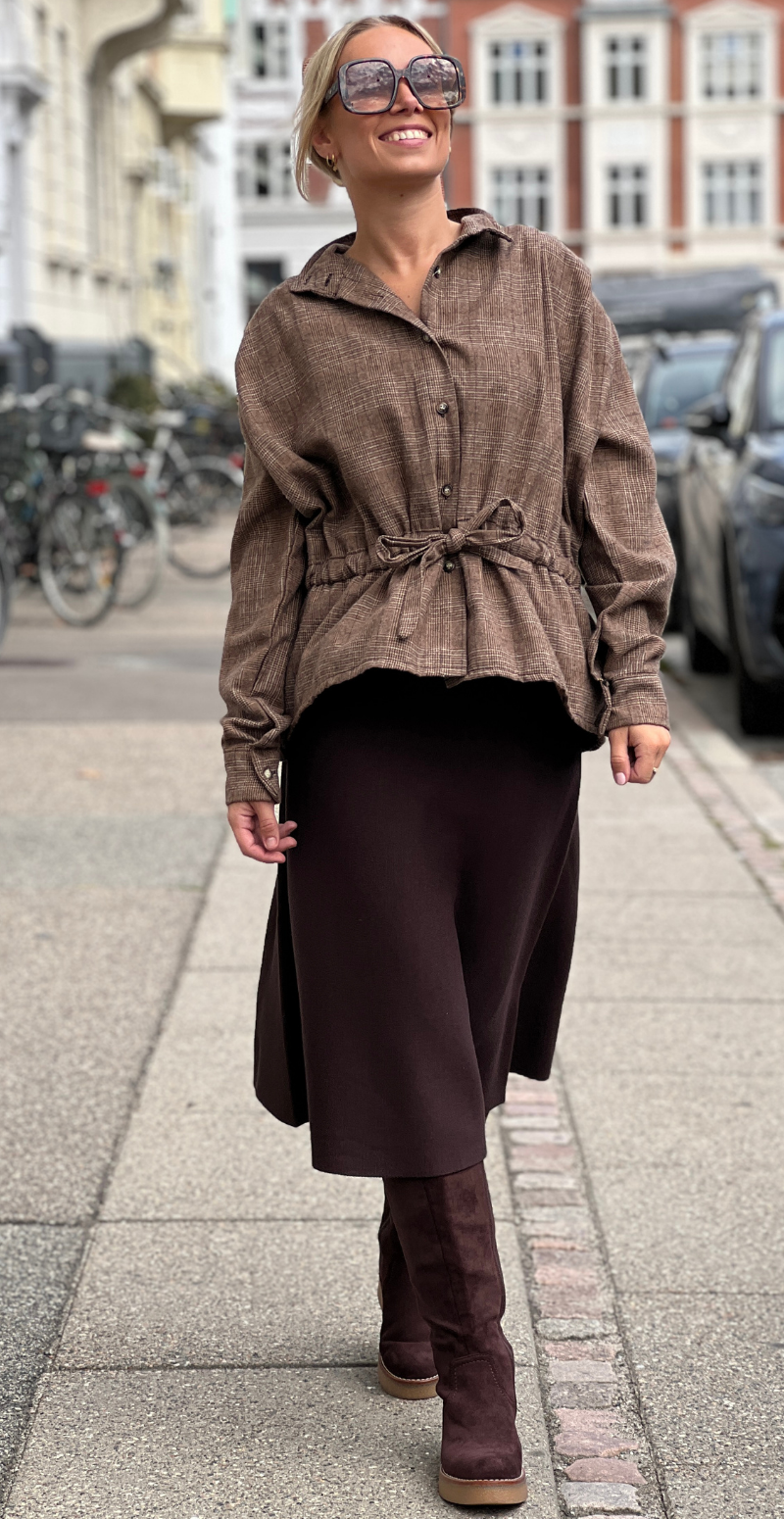 Babette ternet skjorte med bindebånd i taljen straw LikeLondon