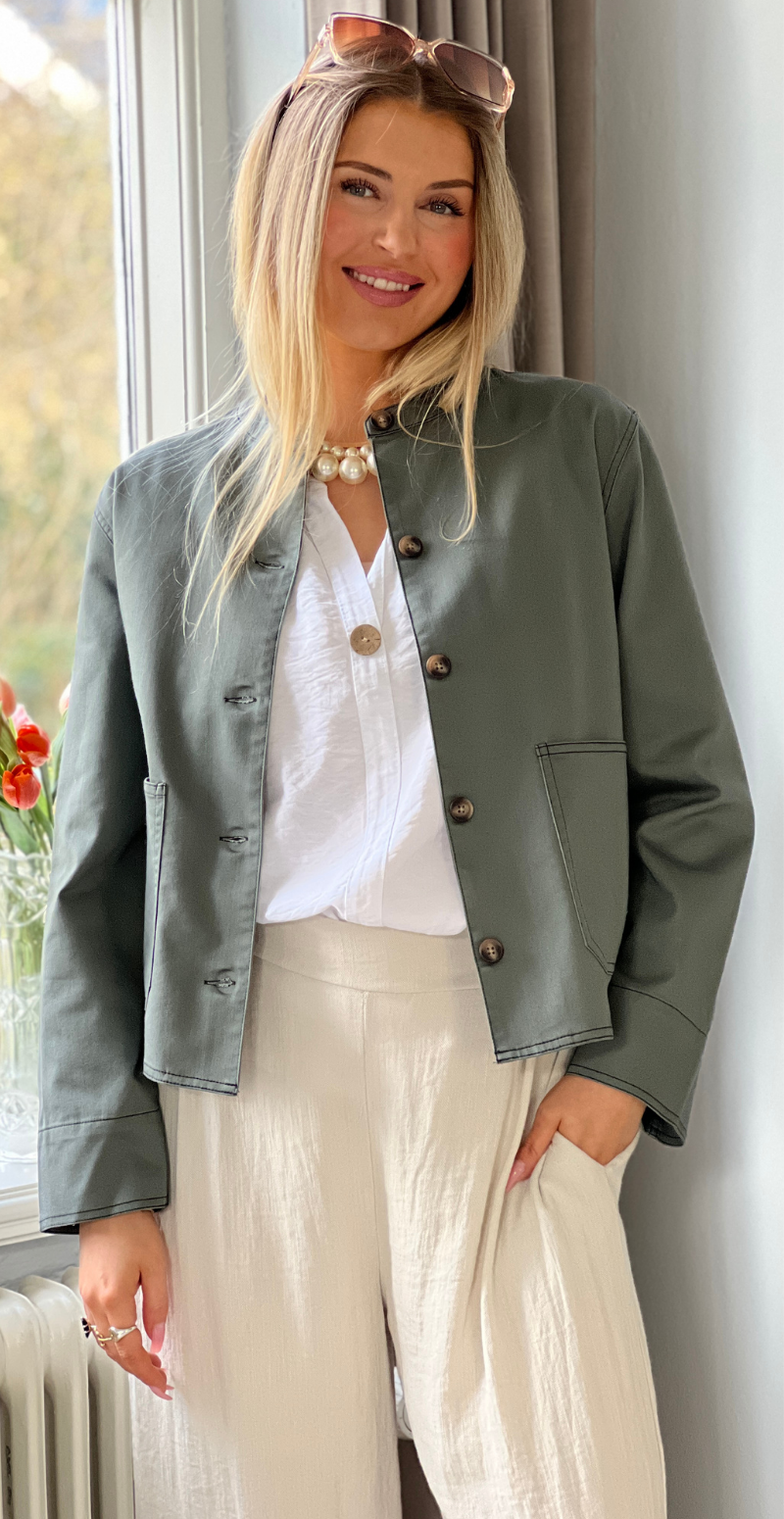 Penny jakke med tydelige stikninger khaki LikeLondon