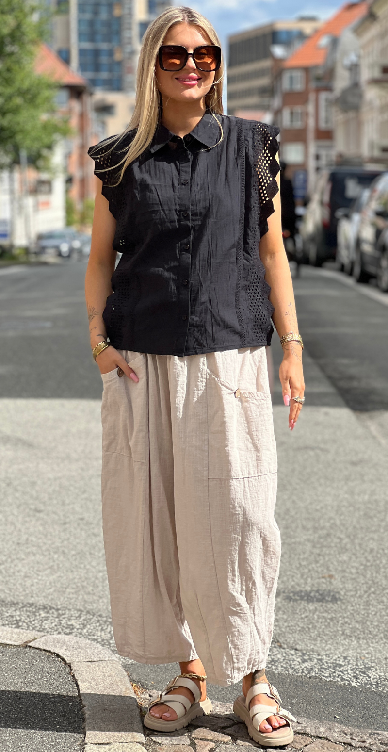 Bina bluse med broderi anglaise sort Freequent