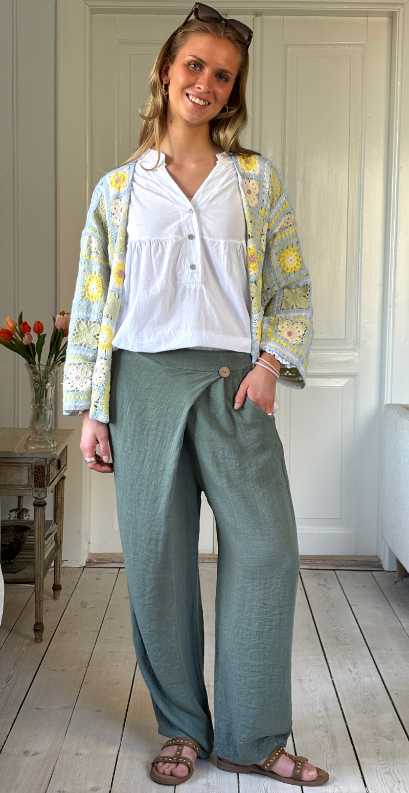 Alyssa hæklet cardigan med blomstermotiv lysblå LikeLondon