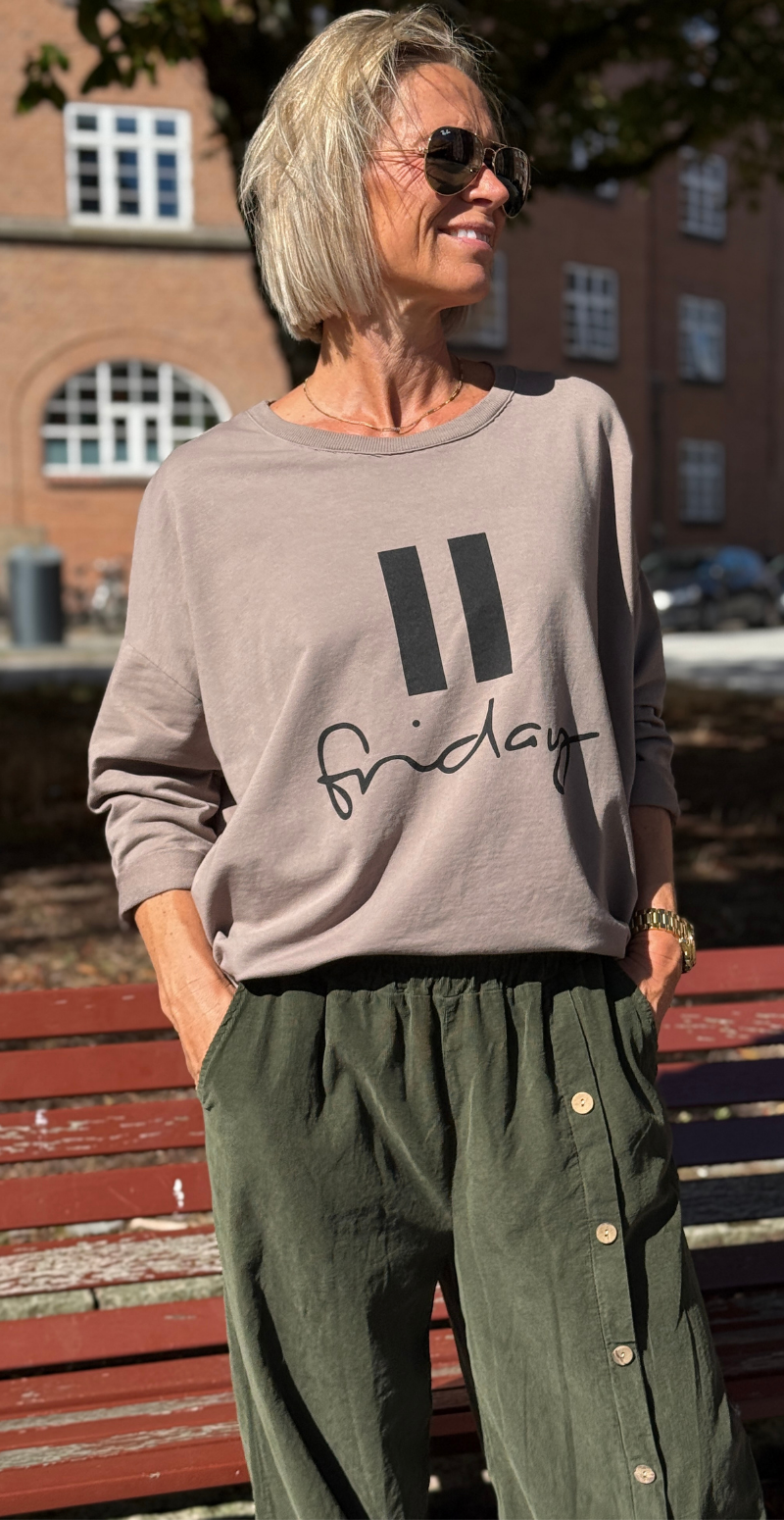 Biance bluse med rund hals og "friday" taupe LikeLondon