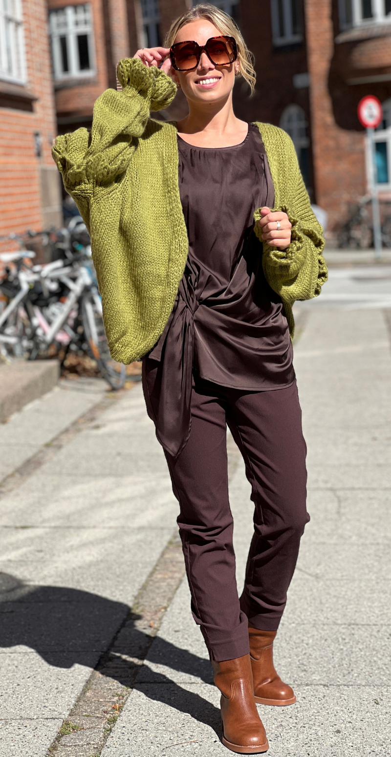 Skylar strikcardigan med flæsedetaljer på ærmet olive LikeLondon