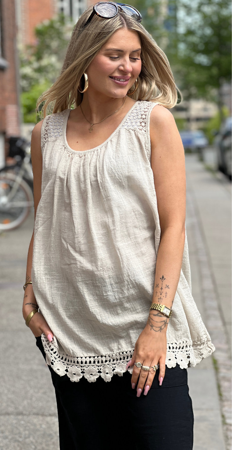 Ina bluse med blondedetaljer beige LikeLondon