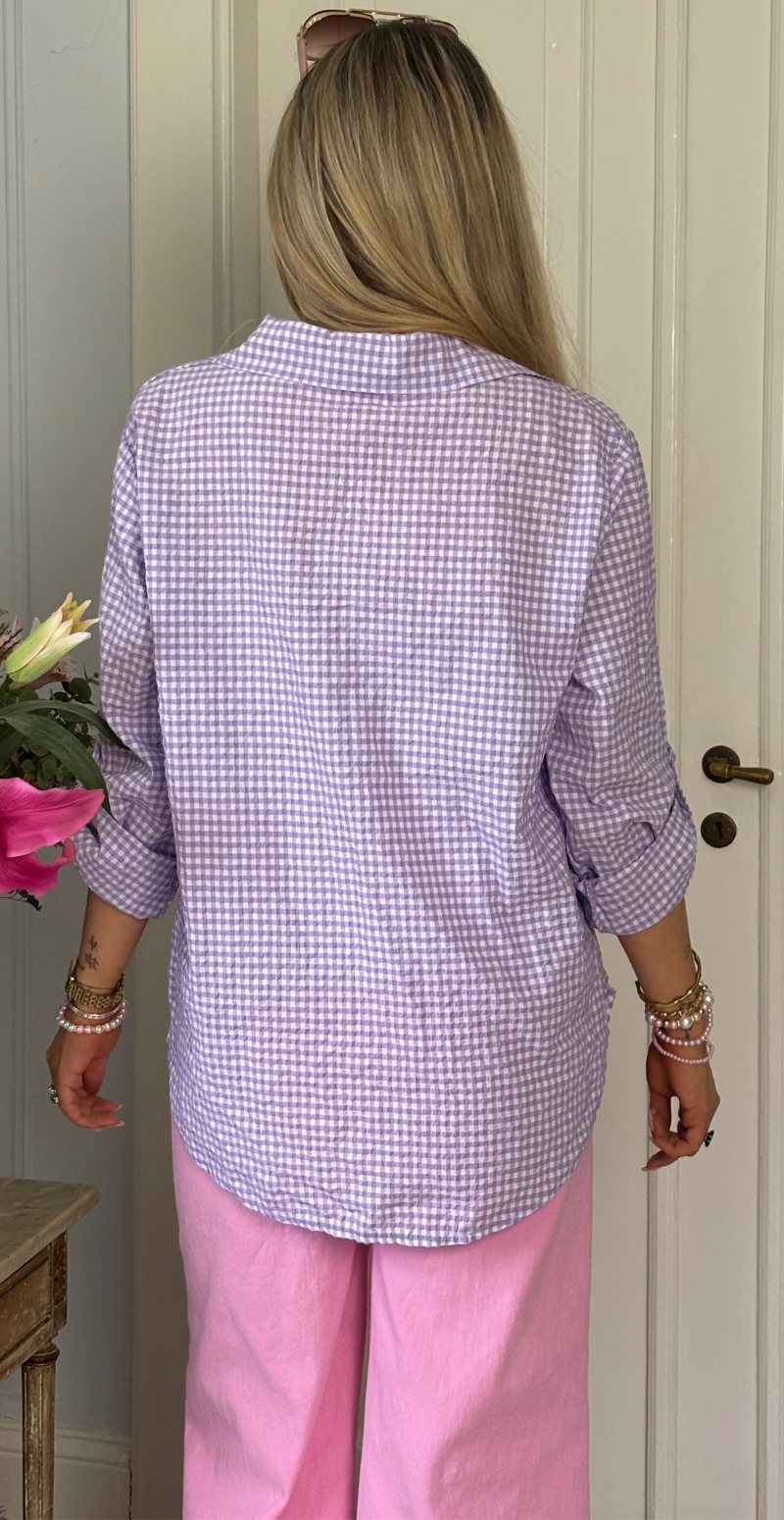 Pippa skjortebluse med krepp og tern lilla LikeLondon